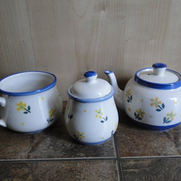 Set of tea-pot, sugar bowl and the cup - Picture 1 of 6